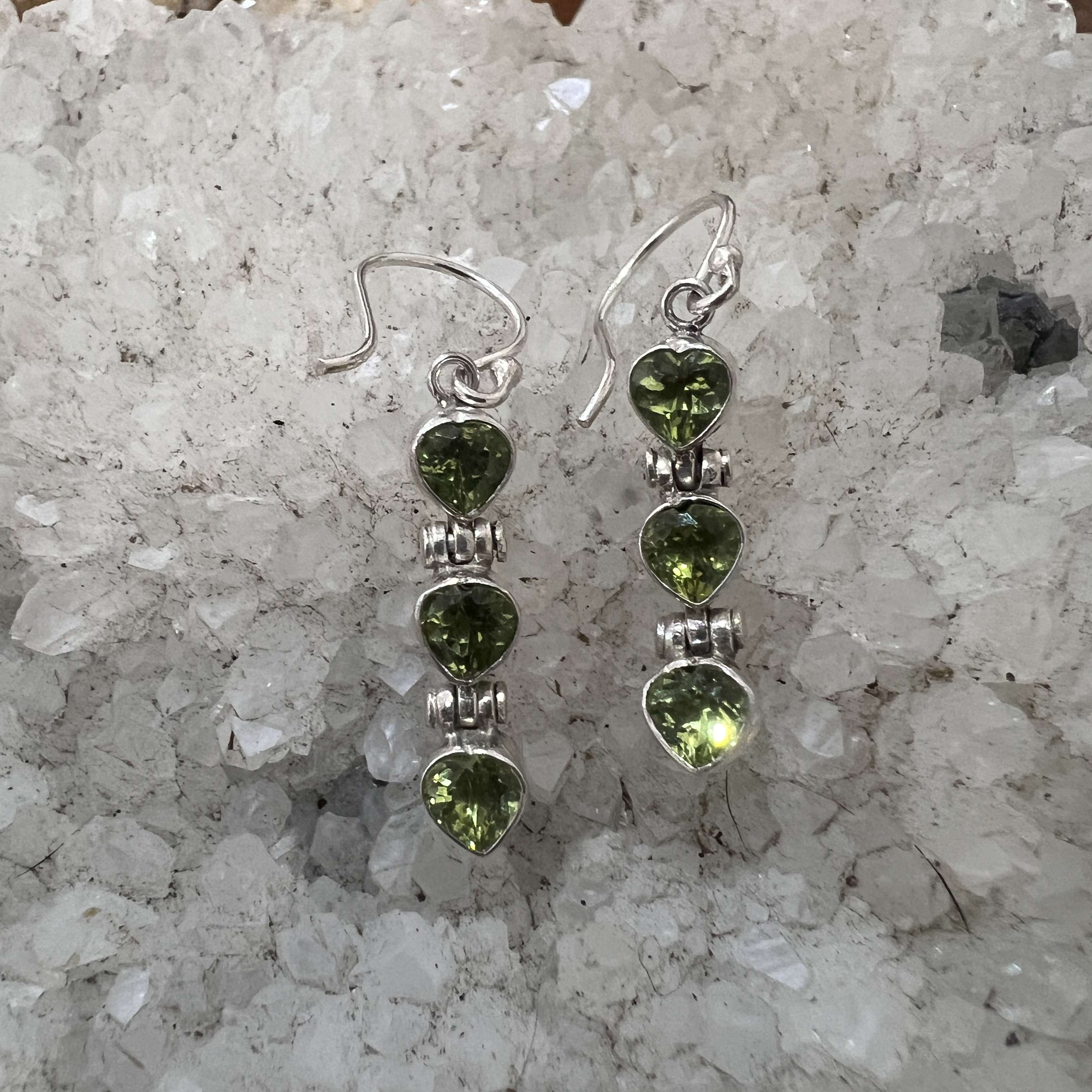 (HANDMADE 925 BALI STERLING SILVER EARRINGS WITH PERIDOT)